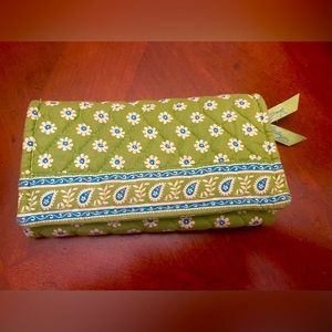 Vintage Vera Bradley Wallet, green with flowers. Circa 2000. Like new!🌸✨